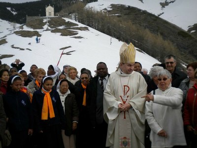 Mgr Pascal Delannoy avec les pèlerins