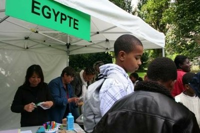 Les participants passent dans le ville de Jésus