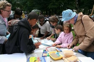 Les familles fabriquent leurs icônes de la Sainte Famille