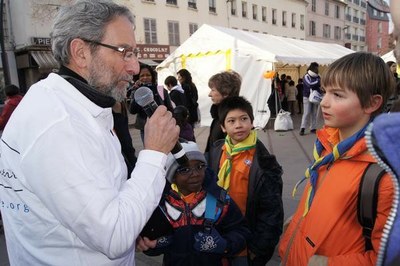 Paul, animateur, interroge les enfants sur la solidarité
