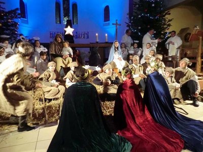 Arrivée des Rois Mages suivi des Prêtre et du Diacre