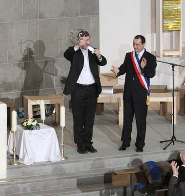 Mgr Pascal Delannoy reçoit le clé de la nouvelle église par le maire
