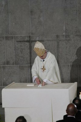 Mgr Pascal Delannoy pose la relique de Saint-Denys sur l'autel