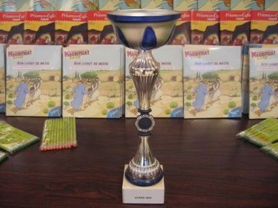 Avant la remise des prix, la coupe est exposée
