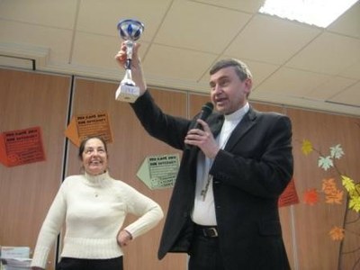 Mgr Pascal Delannoy montre la coupe aux enfants
