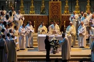 L'huile pour le sacrement des malades est apportée afin d'être bénite