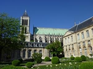 La cathédrale Saint-Denys depuis la Maison de la Légion d'Honneur