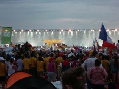 Pendant la veillée de prière avec le Pape Benoît XVI