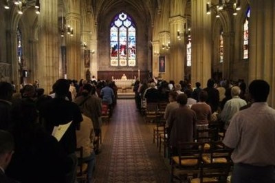 La célébration présidée par le père Daniel Pizivin, vicaire général