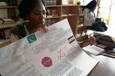 Les jeunes de l'ACAT sensibilisent les pèlerins par des panneaux sur la torture