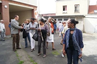 Pause réconfort après la marche... la père Benoît Aubert accueille les pèlerins