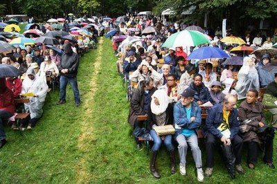 La messe... des centaines de personnes ont bravé la pluie