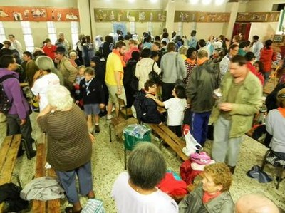 La pluie nous rassemble pour le pique-nique salle Jean XXIII