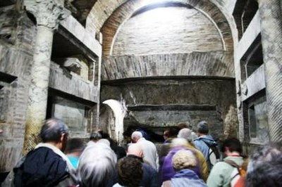 Alignement des sépultures de chrétiens, ici la crypte des papes