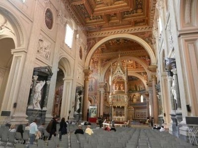 Cette basilique est dédiée au Christ sauveur, à Saint Jean-Baptiste et Saint Jean l'Evangéliste