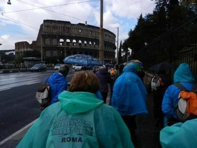 La pluie n'arrête pas le pèlerin