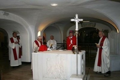 Messe dans la crypte devant le tombeau de Pierre
