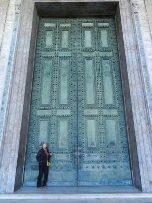 On peut lire l'inscription : "Omnium urbis et orbis ecclesiarum mater et caput"... qui signifie "mère et tête de toutes les églises de la ville et du monde"