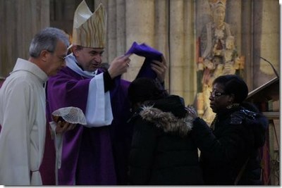 126 catéchumènes recevront tour à tour l'écharpe violette