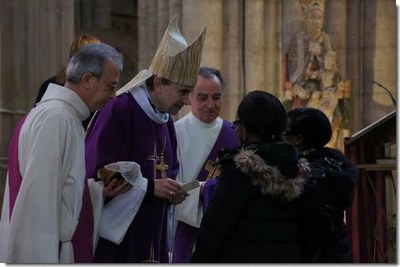 Accompagnés de leur parrain ou leur marraine, chaque catéchumène est présenté à l'évêque