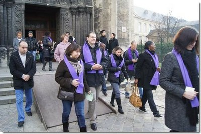 Après l'envoi par l'évêque, les catéchumènes rejoignent la salle Saint-Denys pour un temps de catéchèse...