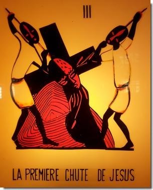 C'est à Jérusalem, dit la Tradition, avant sa rencontre avec Simon le cyrénéen, que Jésus tombe pour la première fois...