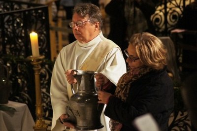 L'huile des malades est portée en procession...