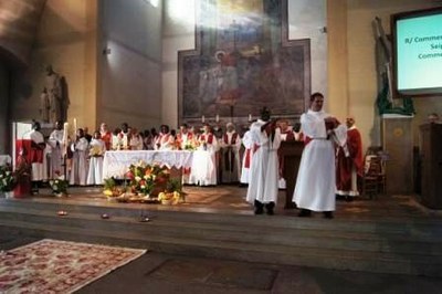 Diacres, prêtres et religieux sont venus nombreux...