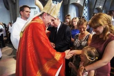 Le père Pascal salue les familles