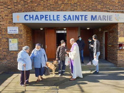 Sortie de messe à Sainte-Marie de La Noue.JPG