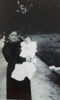 baptême Catherine avec grand mère